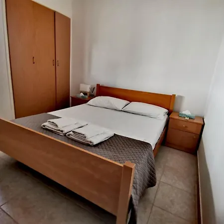 2 Bedroom Flat 1km From The Beach *