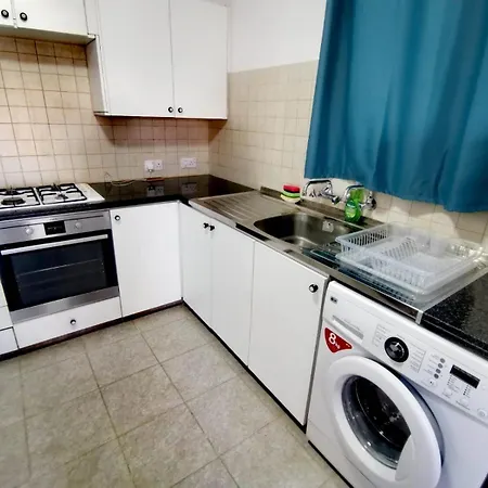 2 Bedroom Flat 1km From The Beach Apartment