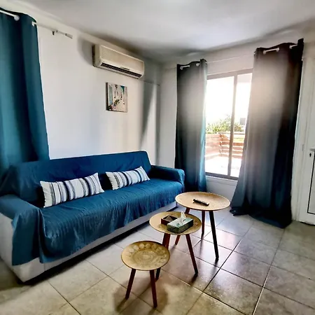 2 Bedroom Flat 1km From The Beach Apartment